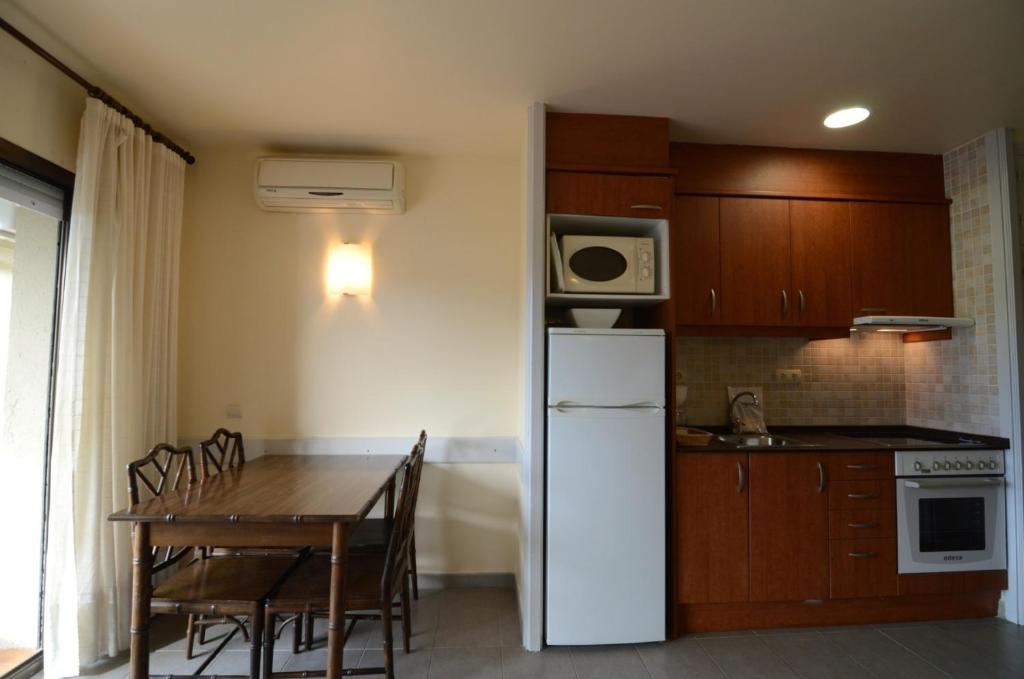 A kitchen or kitchenette at JARDINS DEL MAR 21