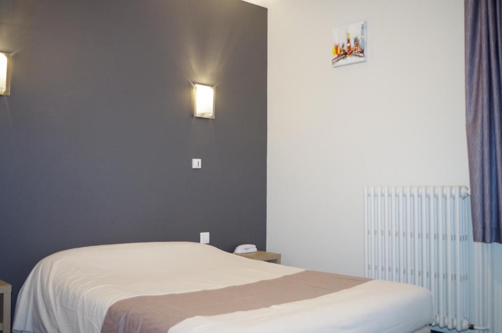 Postel nebo postele na pokoji v ubytování The Originals City, Hôtel Le Savoy, Caen