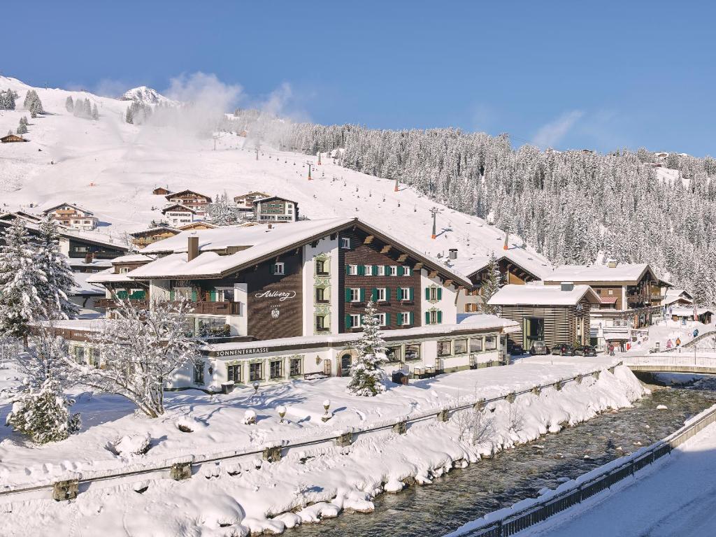 Elegantes Hotel Arlberg im Winter mit verschneiten Balkonen und alpiner Architektur, St. Anton am Arlberg