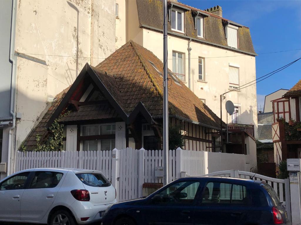 een wit busje geparkeerd voor een huis bij Charmante maison cœur de ville La Gare des vacances in Deauville