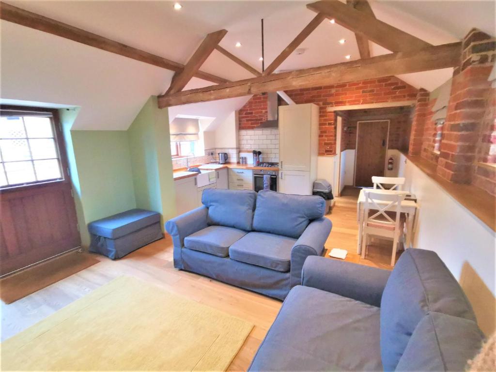 A seating area at Blashford Manor Farmhouse - New Forest Cottage