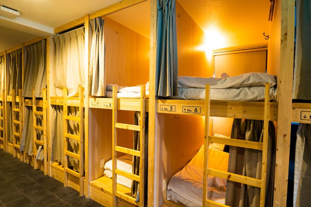 Palanda nebo palandy na pokoji v ubytování R Hostel Namba south