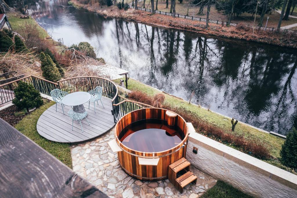Výhled na řeku, která protéká v blízkosti aparthotelu