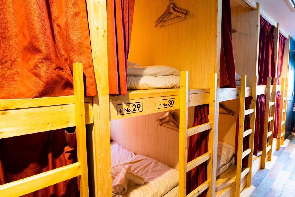 Palanda nebo palandy na pokoji v ubytování R Hostel Namba south