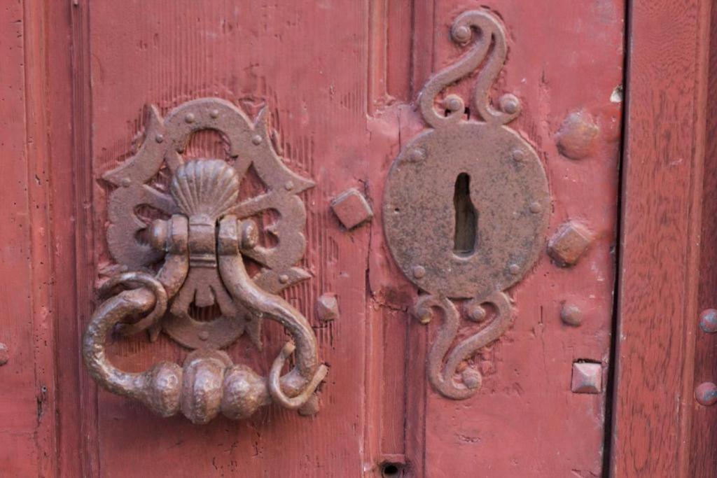 een oude rode deur met een octopus erop bij Le relais de saint Jacques in Boulogne-sur-Mer