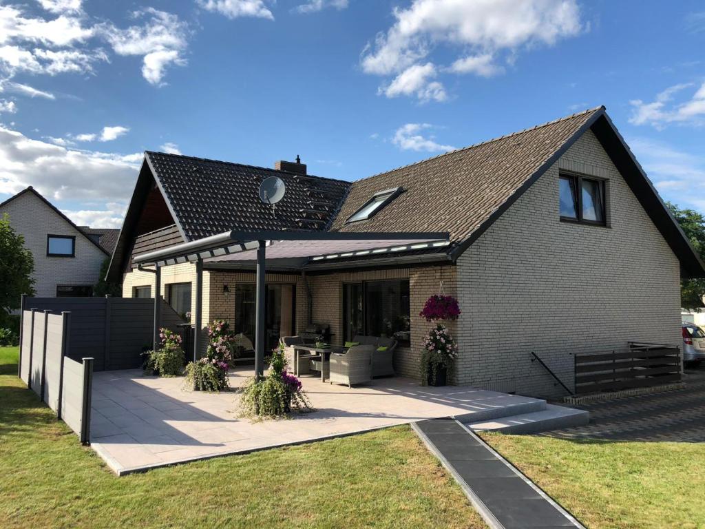 ein Haus mit einer Terrasse mit einem Dach in der Unterkunft Ferienwohnung Holzberger in Goslar