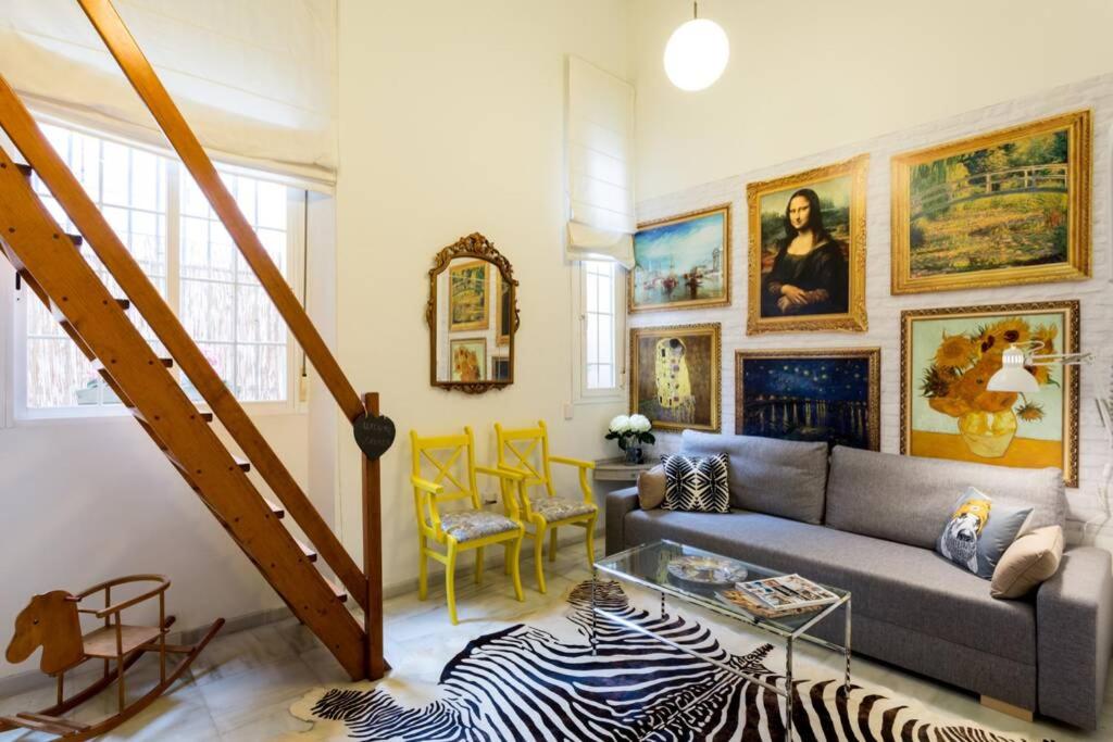uma sala de estar com um sofá e um tapete de zebra em PRETTY DUPLEX IN BOHEMIAN DISTRICT-CITY CENTER em Sevilha