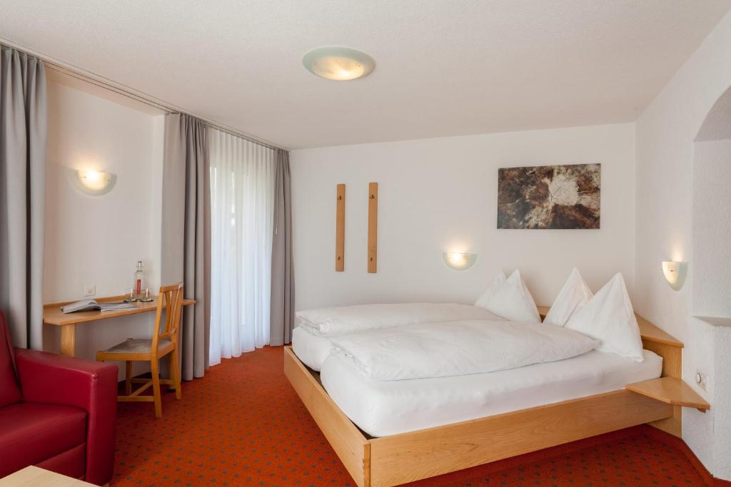 Postel nebo postele na pokoji v ubytování Park-Hotel Saas- Fee