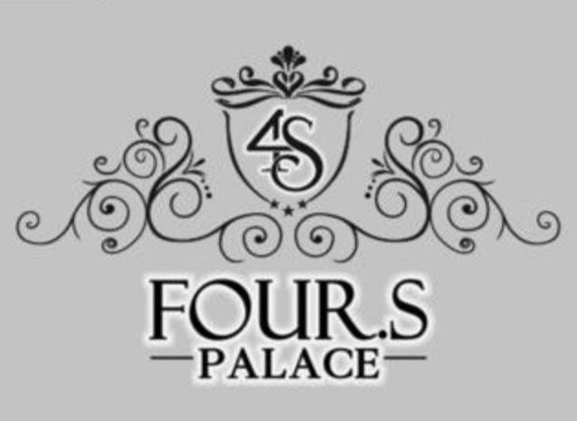 un logo noir et blanc pour le palais des aumes dans l'établissement Four S Palace, à Băile Borşa