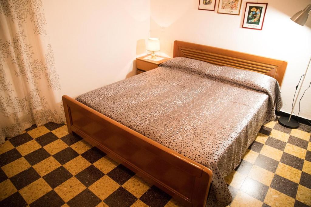 A bed or beds in a room at Grillo apartment