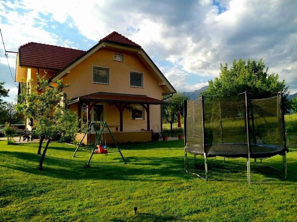 une maison avec un filet devant une cour dans l'établissement Valant Apartment, à Bled