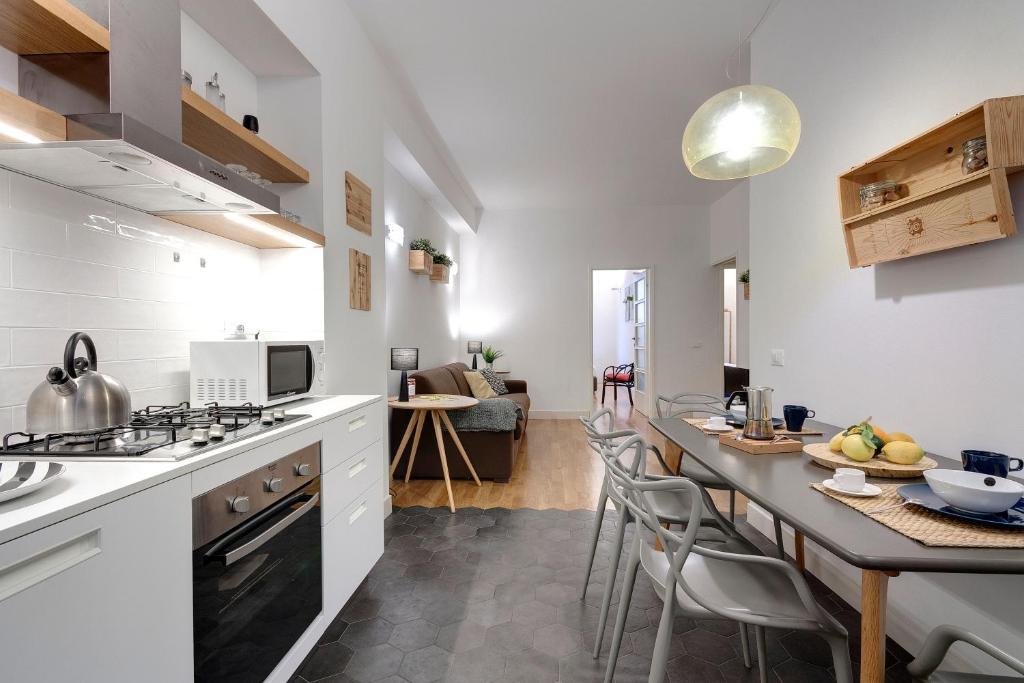 Kuchnia lub aneks kuchenny w obiekcie Costa San Giorgio Apartment by Mamo Florence