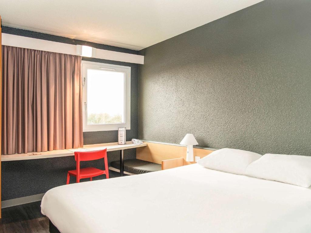 Postel nebo postele na pokoji v ubytování ibis Falaise Coeur de Normandie