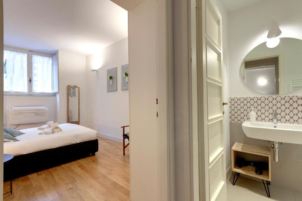 mały pokój z łóżkiem i umywalką w obiekcie Costa San Giorgio Apartment by Mamo Florence we Florencji