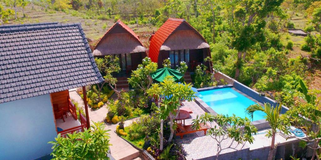 einen Luftblick auf ein Resort mit einem Pool in der Unterkunft Agasta Villa in Nusa Penida