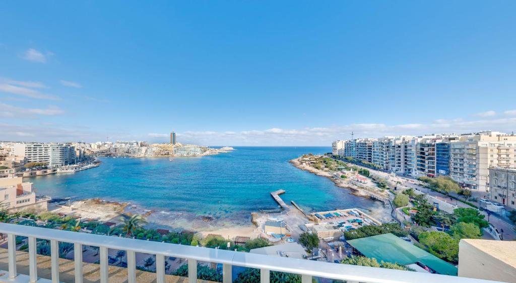 een balkon met uitzicht op de oceaan bij Carlton Hotel in Sliema