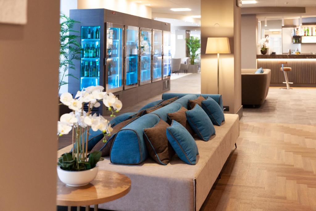 eine Couch mit blauen Kissen darauf in einem Laden in der Unterkunft DC HOTEL INTERNATIONAL in Padua