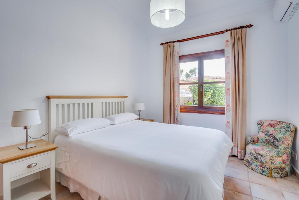 Postel nebo postele na pokoji v ubytování Villa Portals Nous by Priority