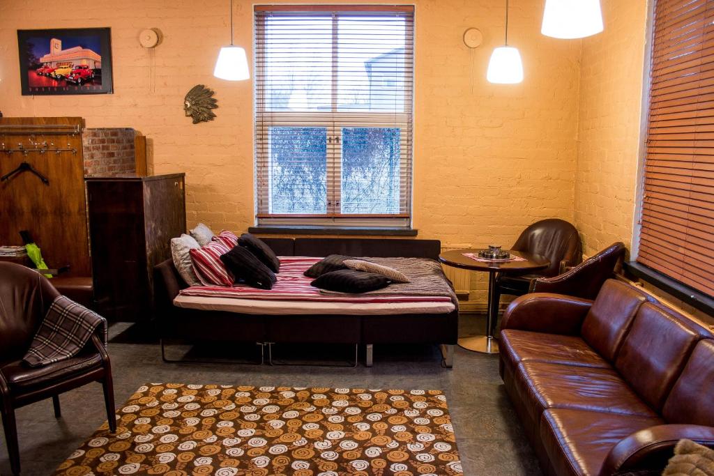 um quarto com uma cama, um sofá e uma janela em Studio Apartment Lahti em Lahti