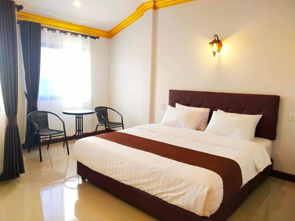 ein Schlafzimmer mit einem großen Bett und einem Tisch in der Unterkunft อันตงเพลส Anton place in Ban Pa Ngiu
