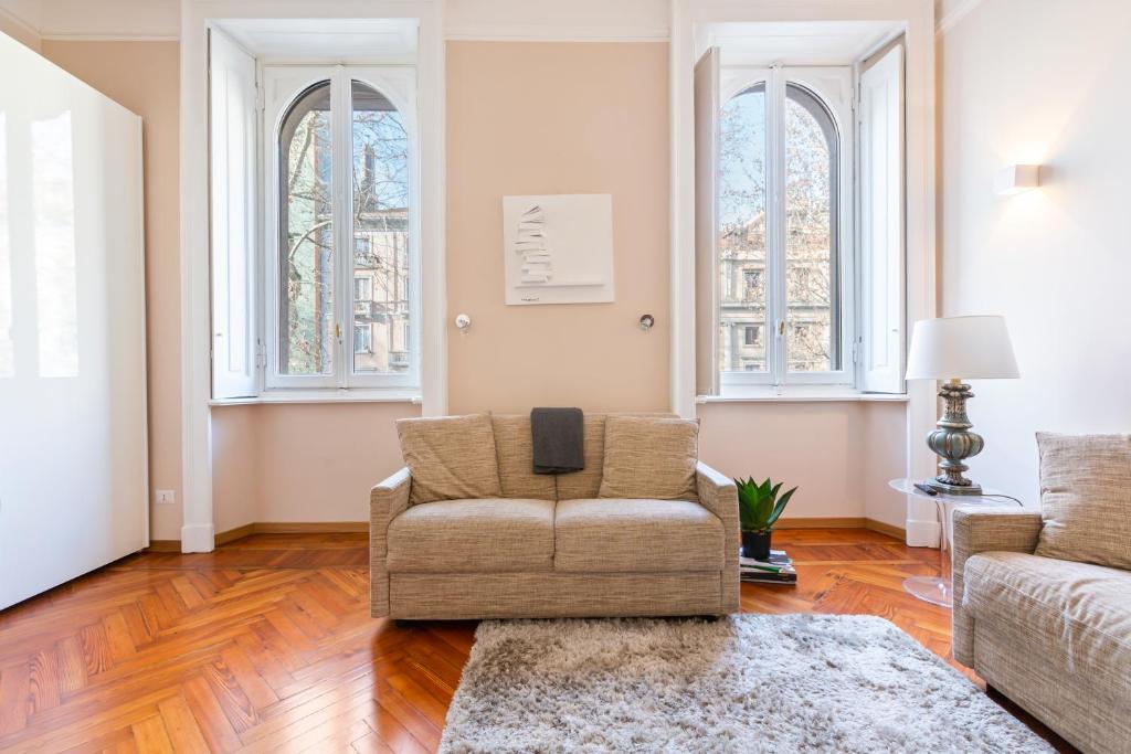 un soggiorno con divano e sedia di Porta Romana Cozy Studio a Milano