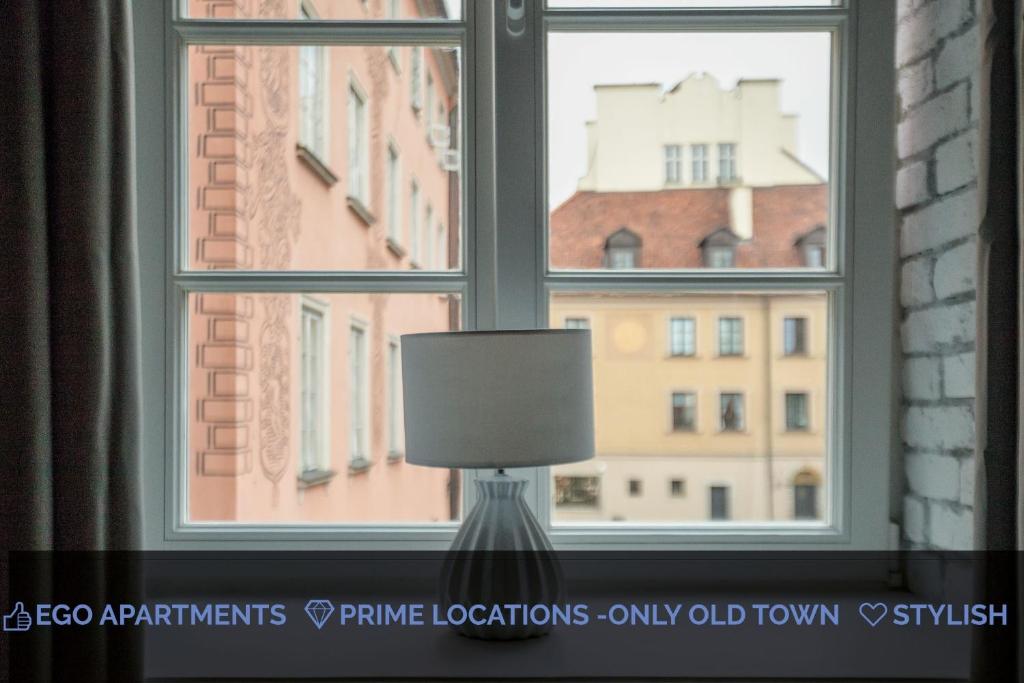 okno z lampą przed nim w obiekcie Ego Apartments Old Town w Warszawie