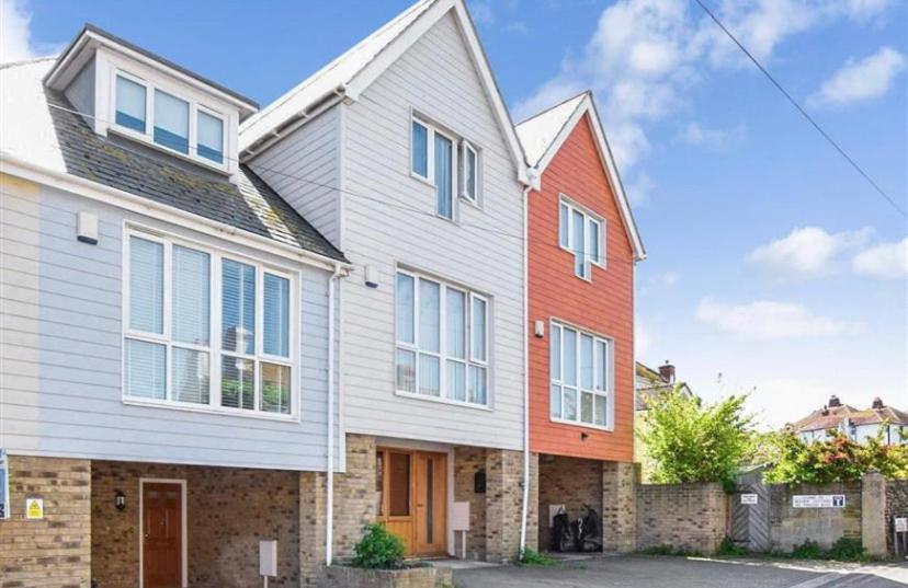 una casa con dos casas de diferentes colores en Quiet town house by the sea en Broadstairs