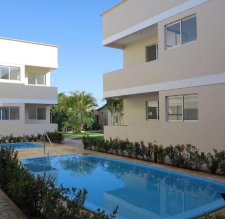 uma casa com piscina ao lado de um edifício em Zapipou - Apartamento aconchegante para você aproveitar o melhor de Pipa em Pipa