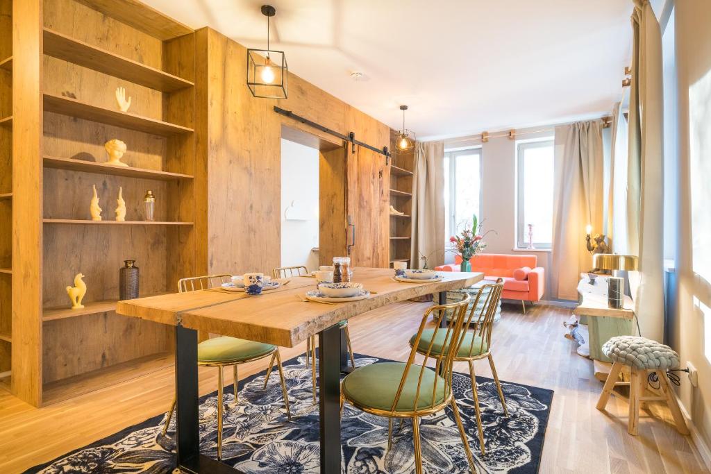 ポツダムにあるDesign Apartments - "Am Weinberg"のダイニングルーム(大きな木製テーブル、椅子付)