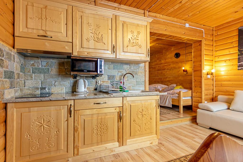 Kuchyňa alebo kuchynka v ubytovaní Apartamenty i pokoje Pod Limbami - sauna, tężnia