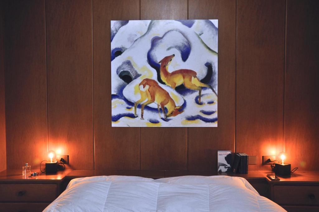 un dipinto di due volpi su una parete sopra un letto di Appartamento Grunwald a Brunico