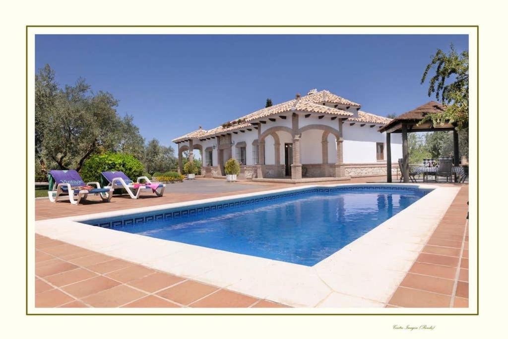 una piscina di fronte a una casa di VILLA LOS MELLIZOS a Ronda