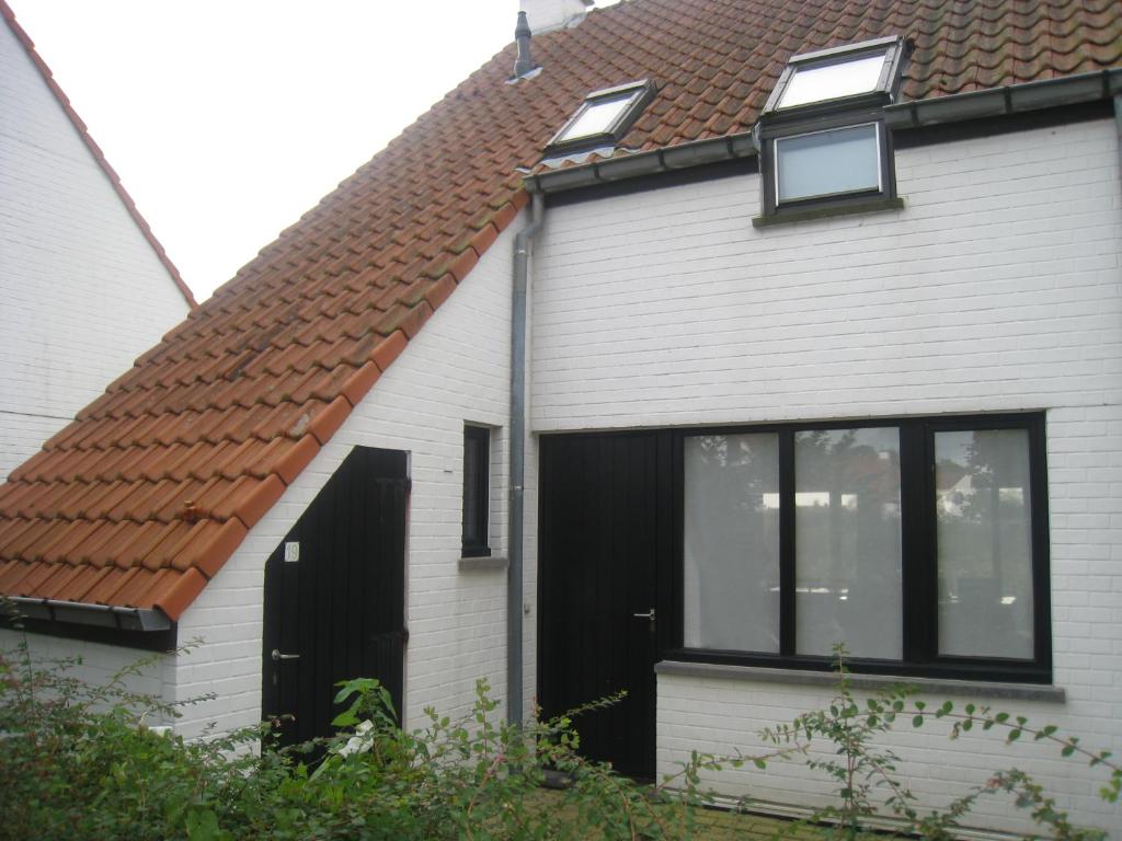 a white house with a brown roof at Condor 19 in Nieuwpoort