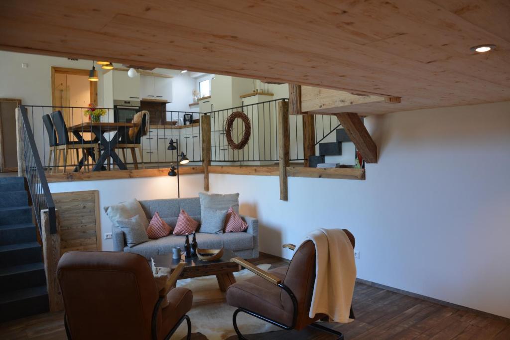 uma sala de estar com um sofá e uma mesa em Am Krummbach em Isny im Allgäu