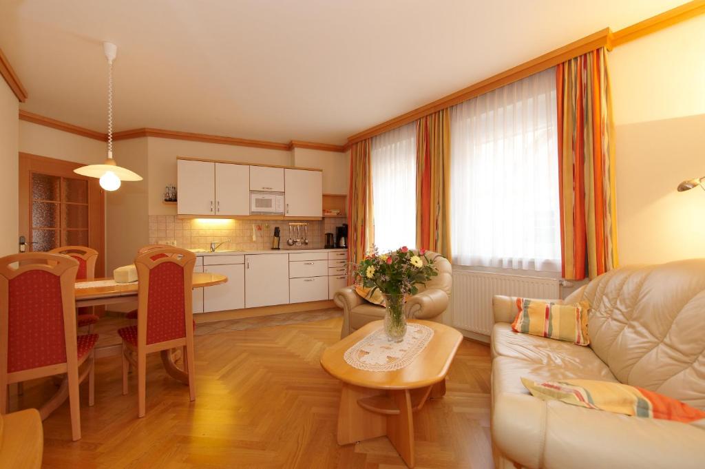 una sala de estar con un sofá y una mesa en Apartment Sonnenblume Kusenberg, en Schladming