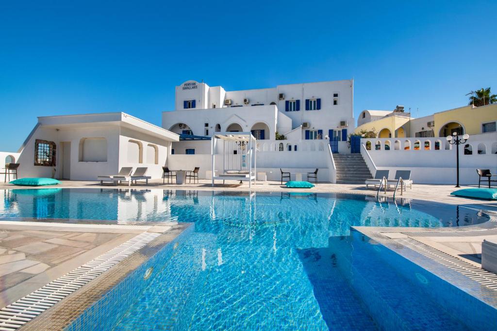 Villa Kavallaris & Apartments tesisinde veya buraya yakın yüzme havuzu
