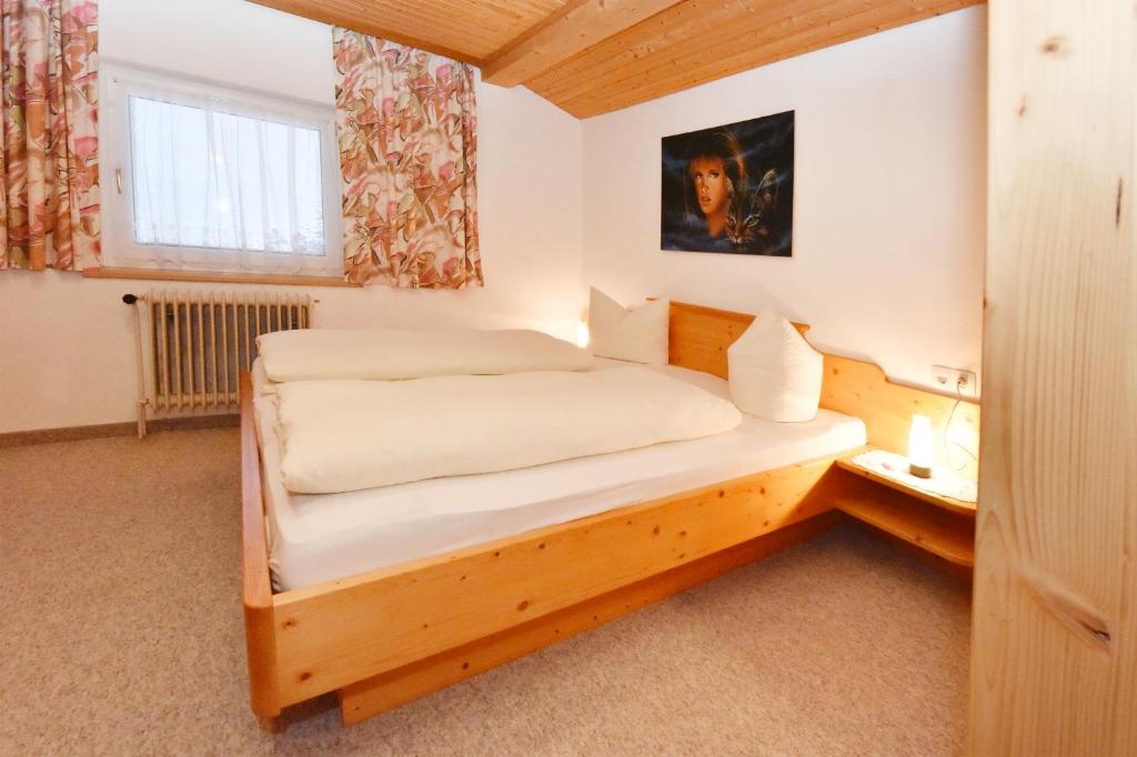 Postel nebo postele na pokoji v ubytování Pension Piz Buin