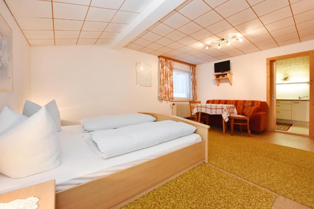 Postel nebo postele na pokoji v ubytování Pension Piz Buin