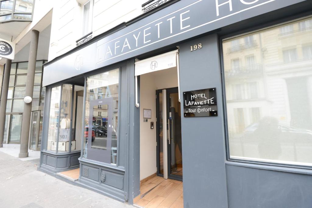 un negozio di fronte con un cartello per un negozio di lusso di LAFAYETTE HOTEL a Parigi