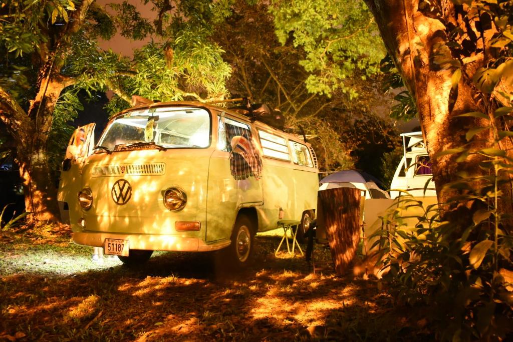 an old van parked next to a tree at Hostal La Casa de Juan in Valle de Anton