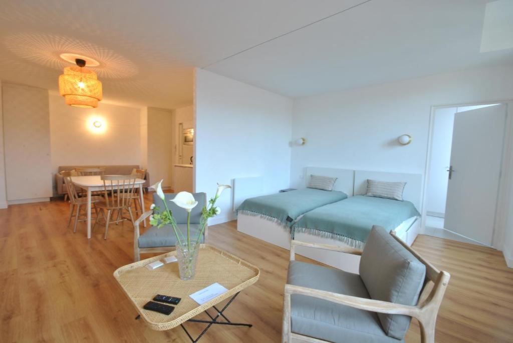 un salon avec un lit et une table dans l'établissement Marechal Foch / GOLD2025 / ST, à Cannes