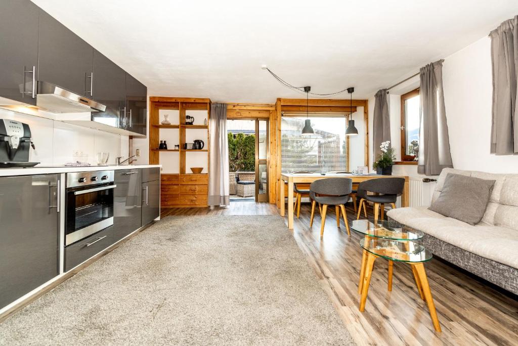 Kuchyň nebo kuchyňský kout v ubytování Alpen Appartements Marlene