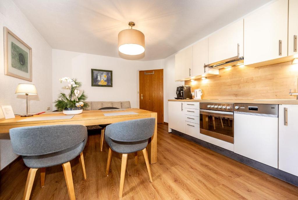 Kuchyň nebo kuchyňský kout v ubytování Alpen Appartements Marlene