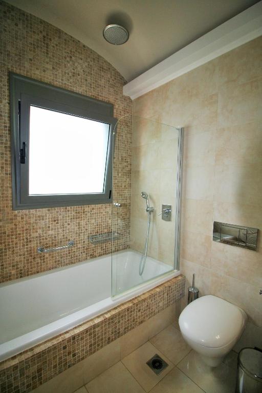 Koupelna v ubytování Amoutsa Seaside Villa