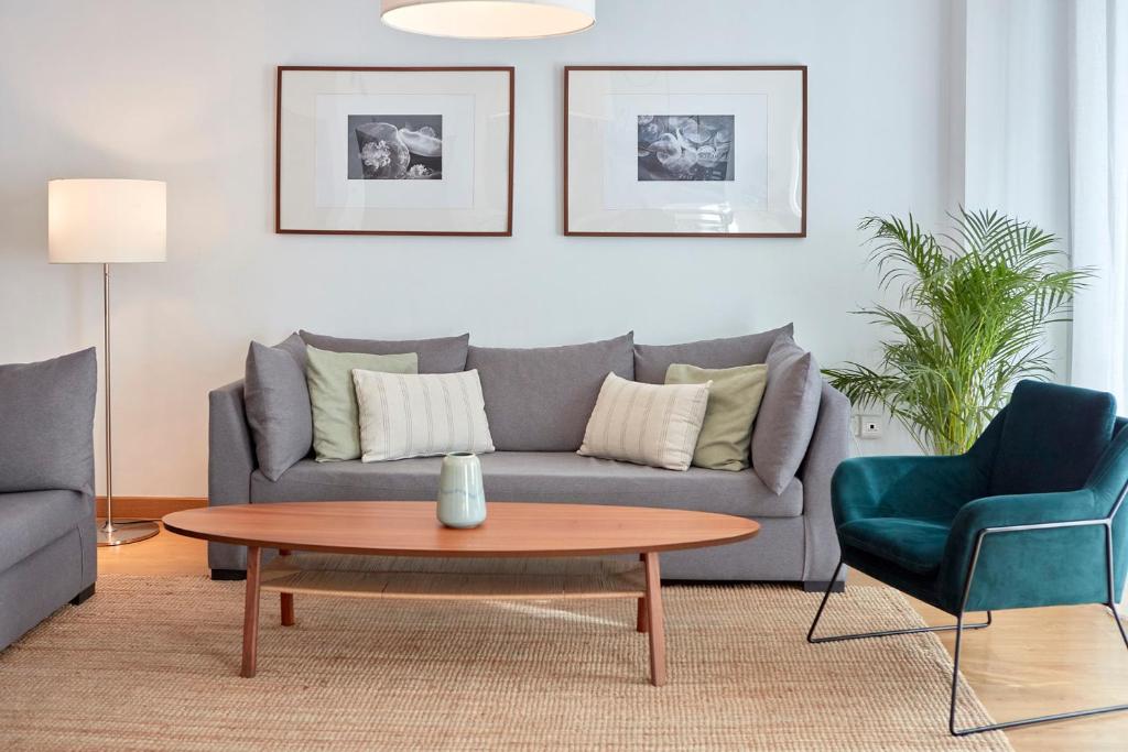 A seating area at Apartamentos La Bola Suite