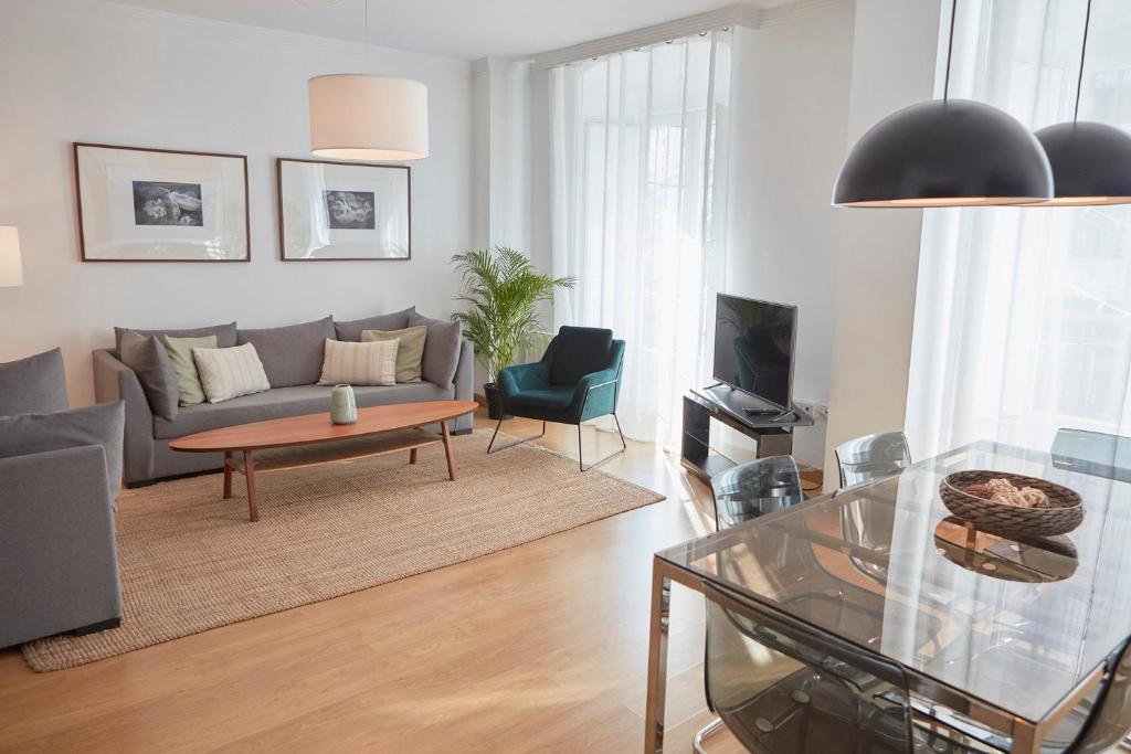 A seating area at Apartamentos La Bola Suite