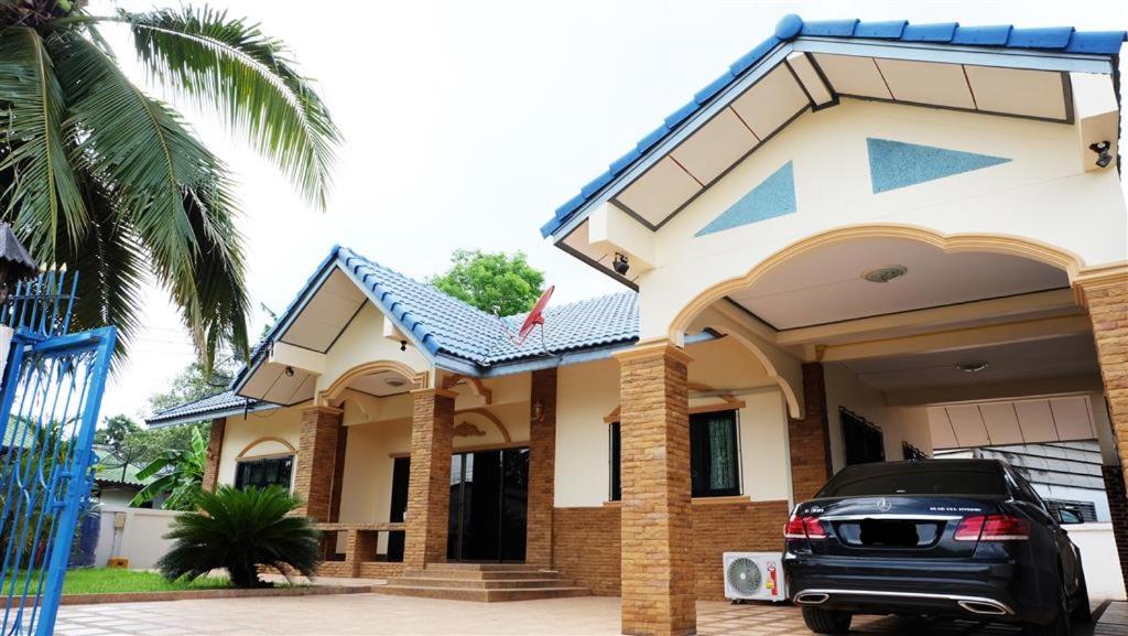 een auto geparkeerd voor een huis bij Narakorn House in Buriram