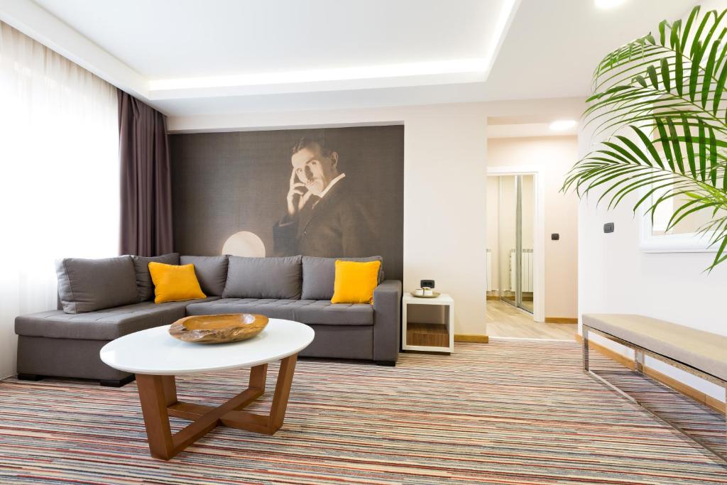 Posezení v ubytování Hotel TESLA - Smart Stay Garni