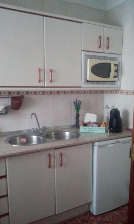 Kuchyň nebo kuchyňský kout v ubytování LAS CALAÑAS DE SETENIL