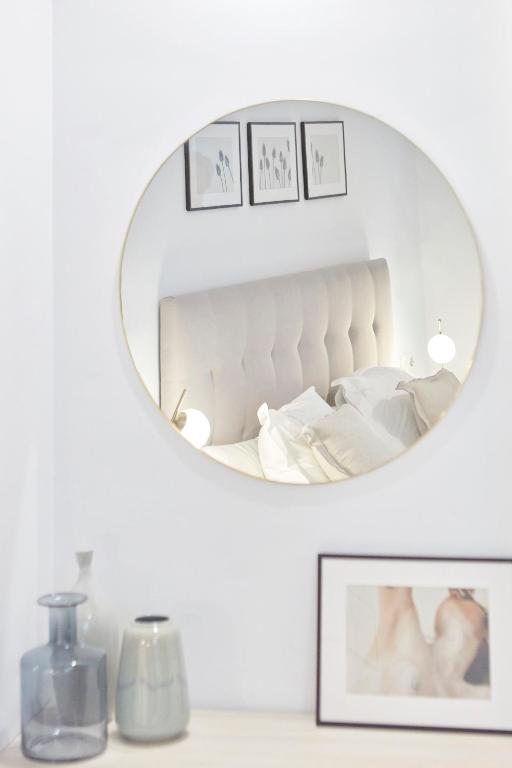 A bed or beds in a room at Apartamentos La Bola Suite